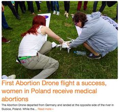 Colored candid photo of two people with long hair sitting kneeling on grass, configuring a drone. The legs of an audience are shown surrounding the two people. Below is an orange headline and black text in front of a white background.